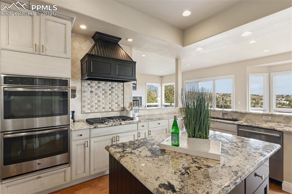 Image 12 of 50: Kitchen