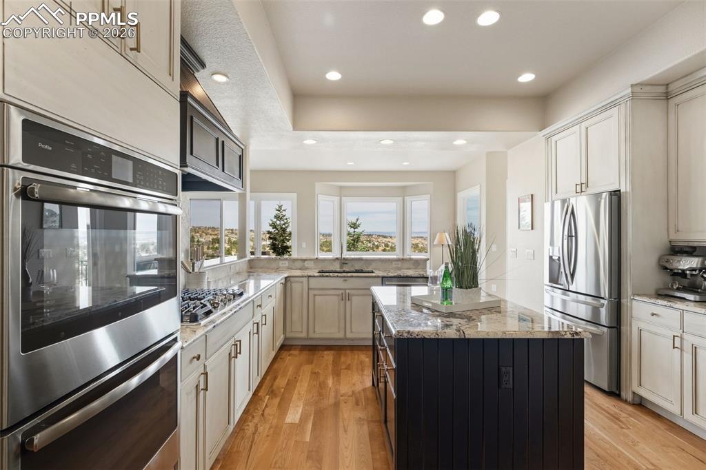 Image 13 of 50: Kitchen