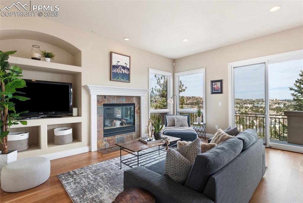 Image 16 of 50: Living Room