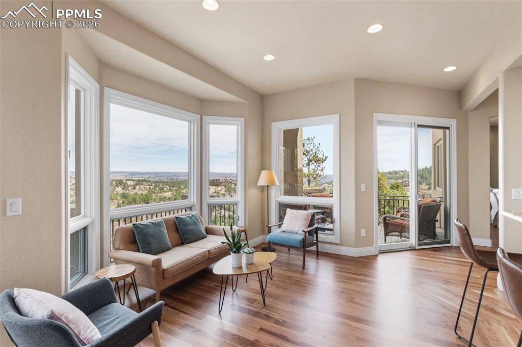 Image 17 of 50: Sitting Room