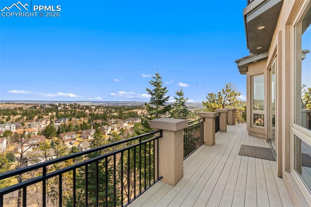 Image 19 of 50: Deck