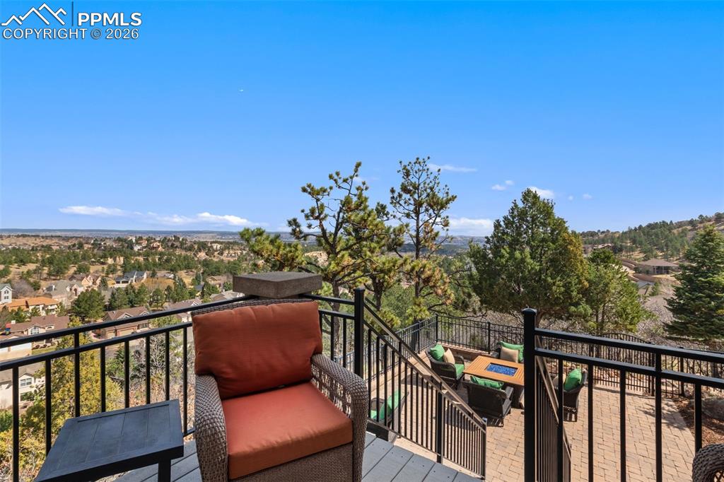 Image 20 of 50: Deck