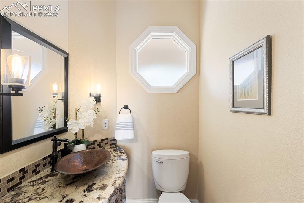 Image 21 of 50: Bathroom