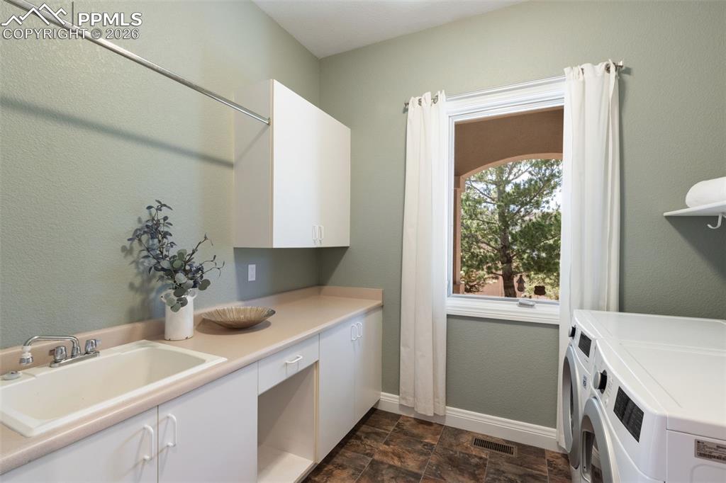 Image 22 of 50: Laundry