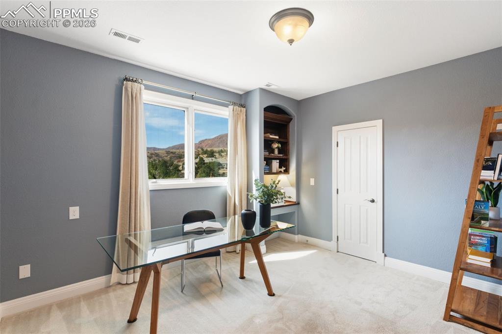 Image 31 of 50: Office