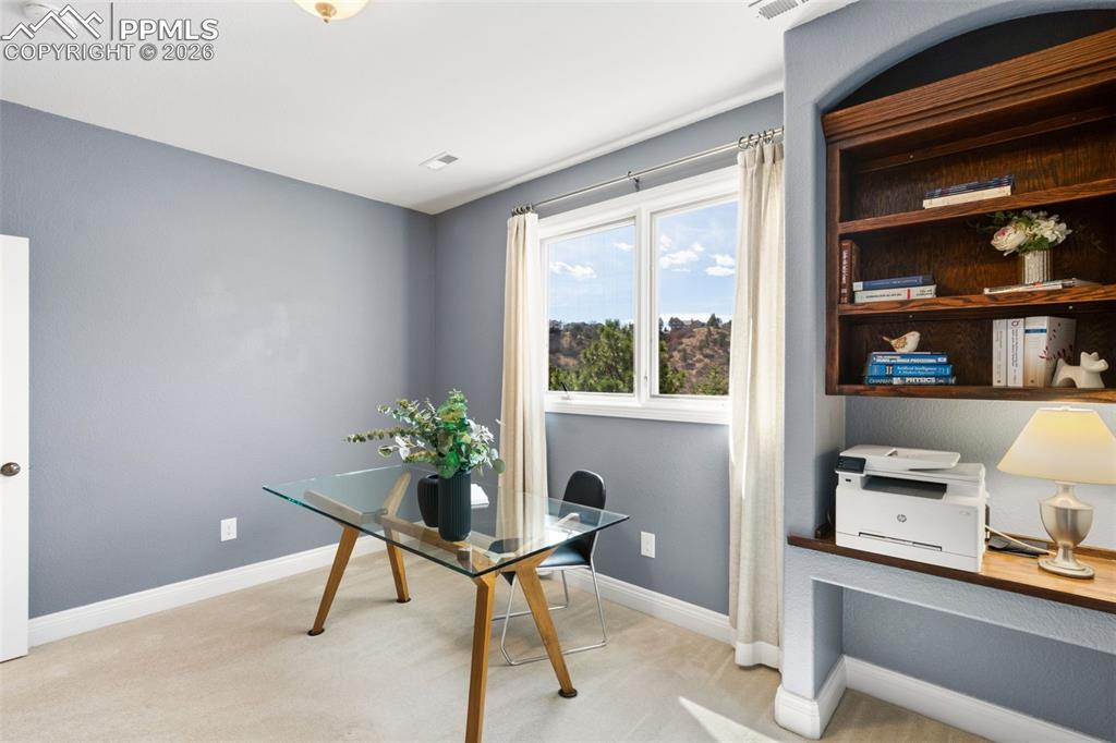 Image 32 of 50: Office