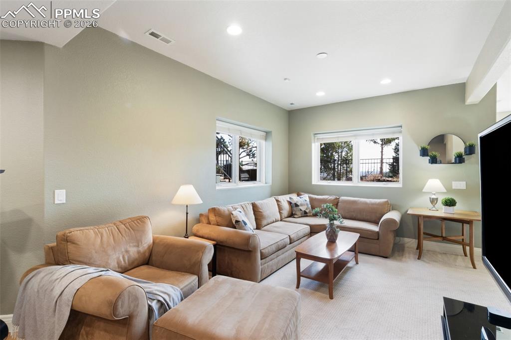 Image 34 of 50: Family Room