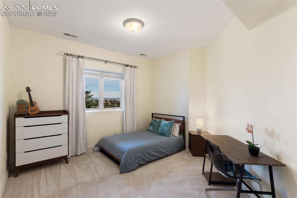 Image 36 of 50: Bedroom