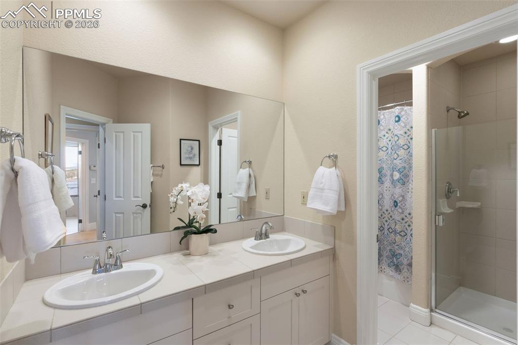 Image 37 of 50: Bathroom