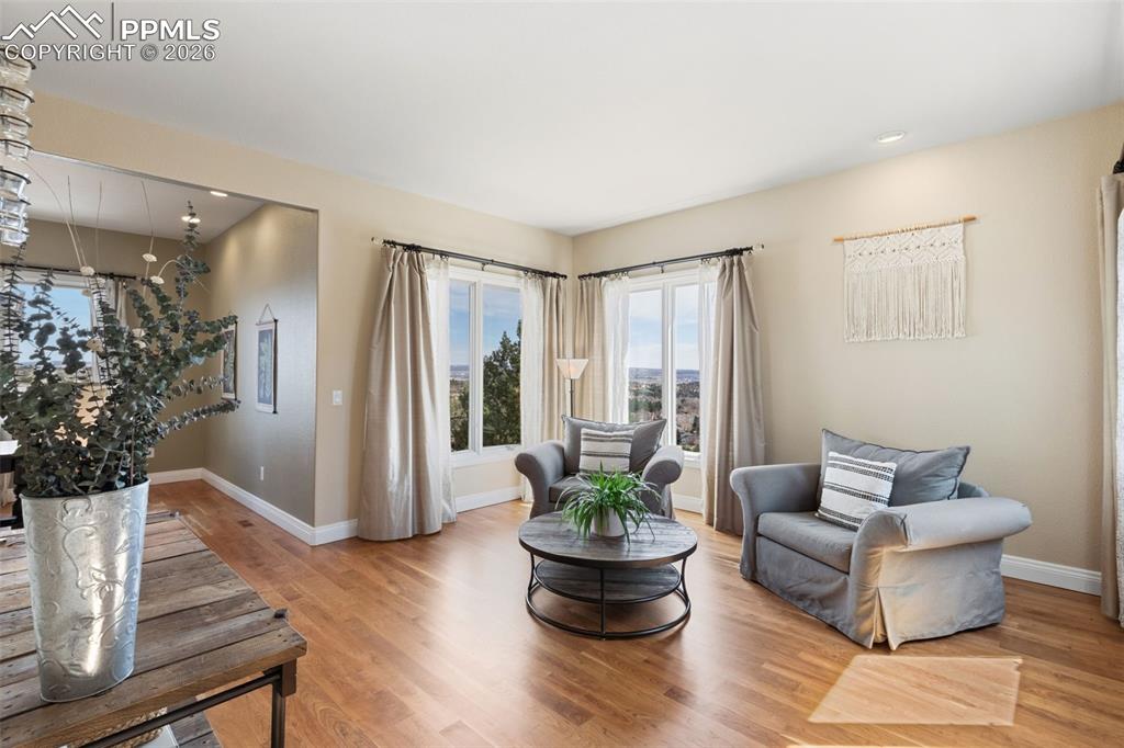 Image 6 of 50: Living Room