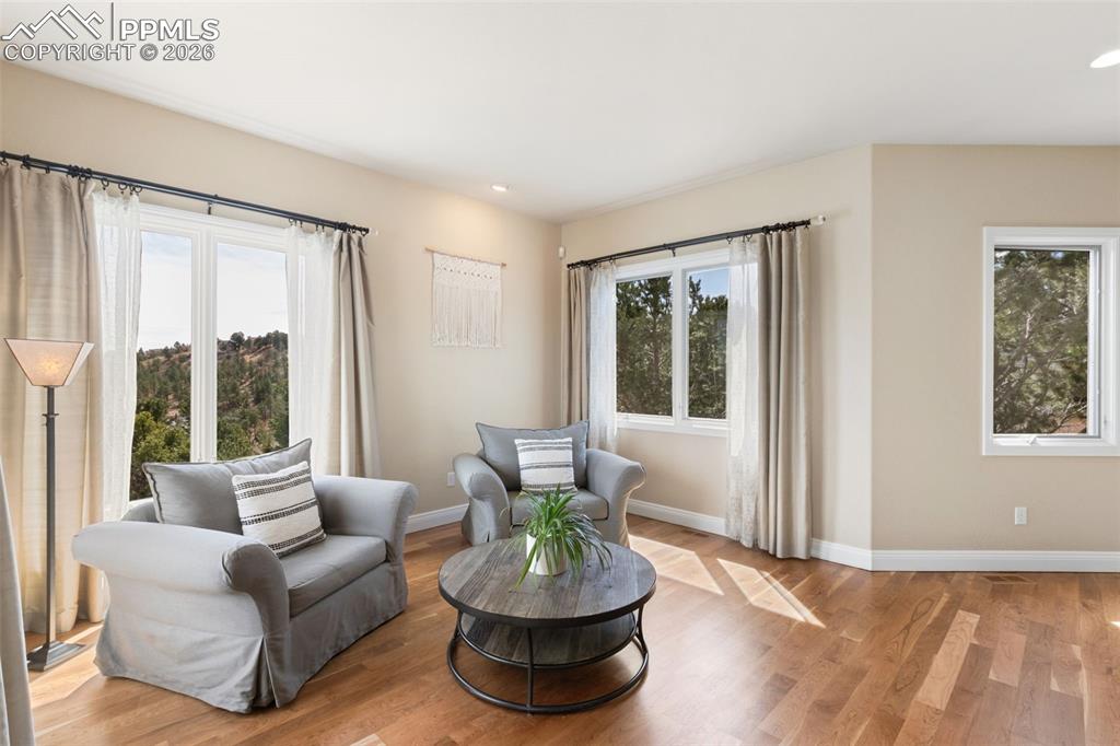 Image 7 of 50: Living Room