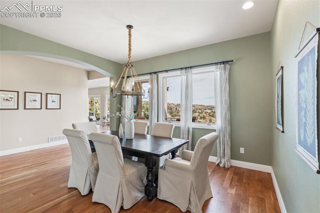 Image 9 of 50: Dining Area