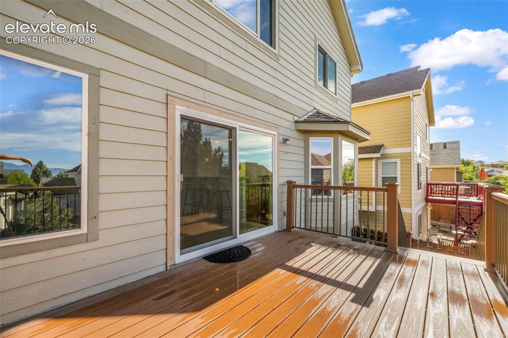Image 15 of 50: Deck