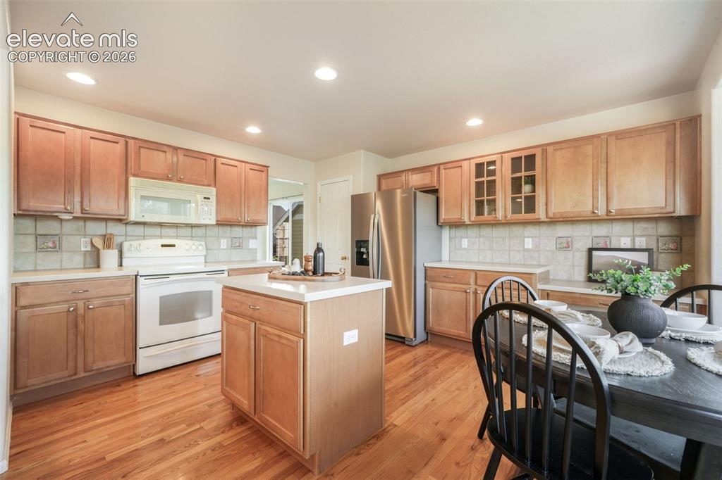 Image 8 of 50: Kitchen