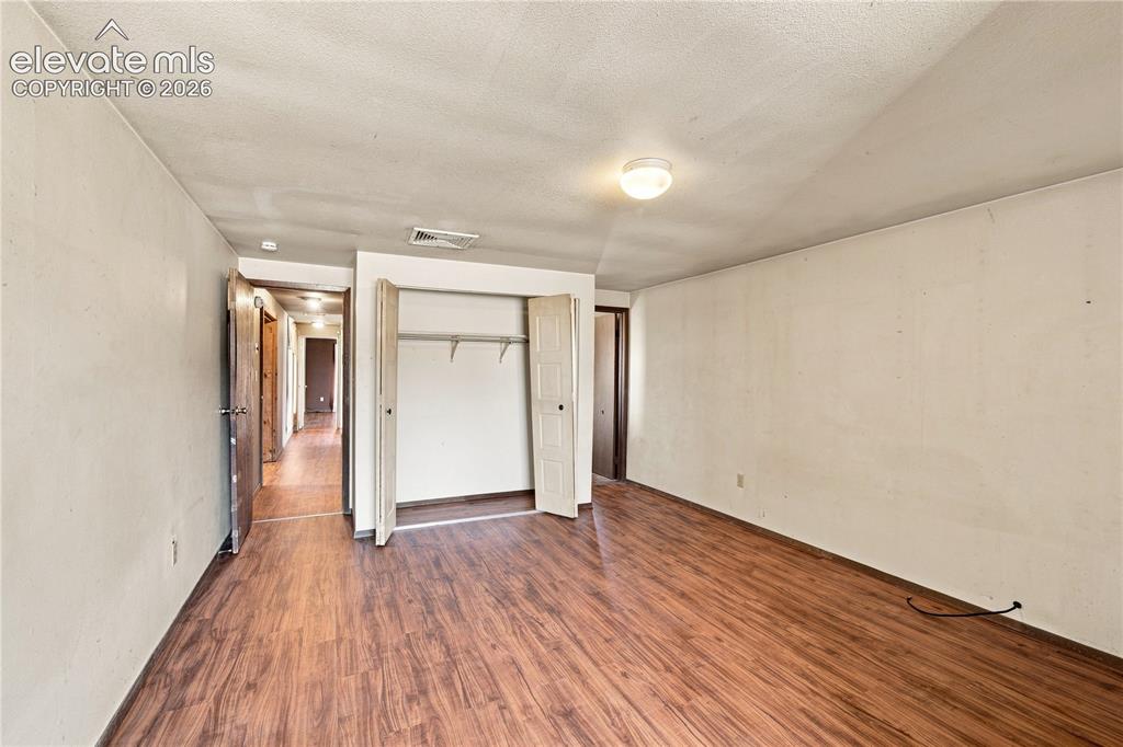 Image 11 of 32: Bedroom