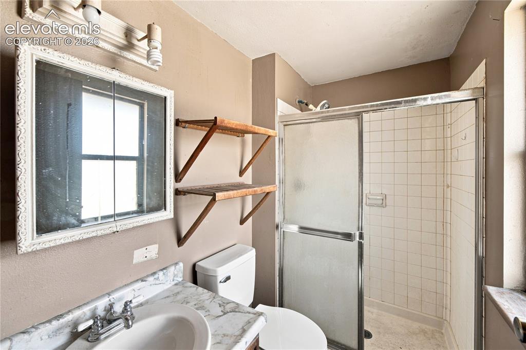 Image 13 of 32: Bathroom