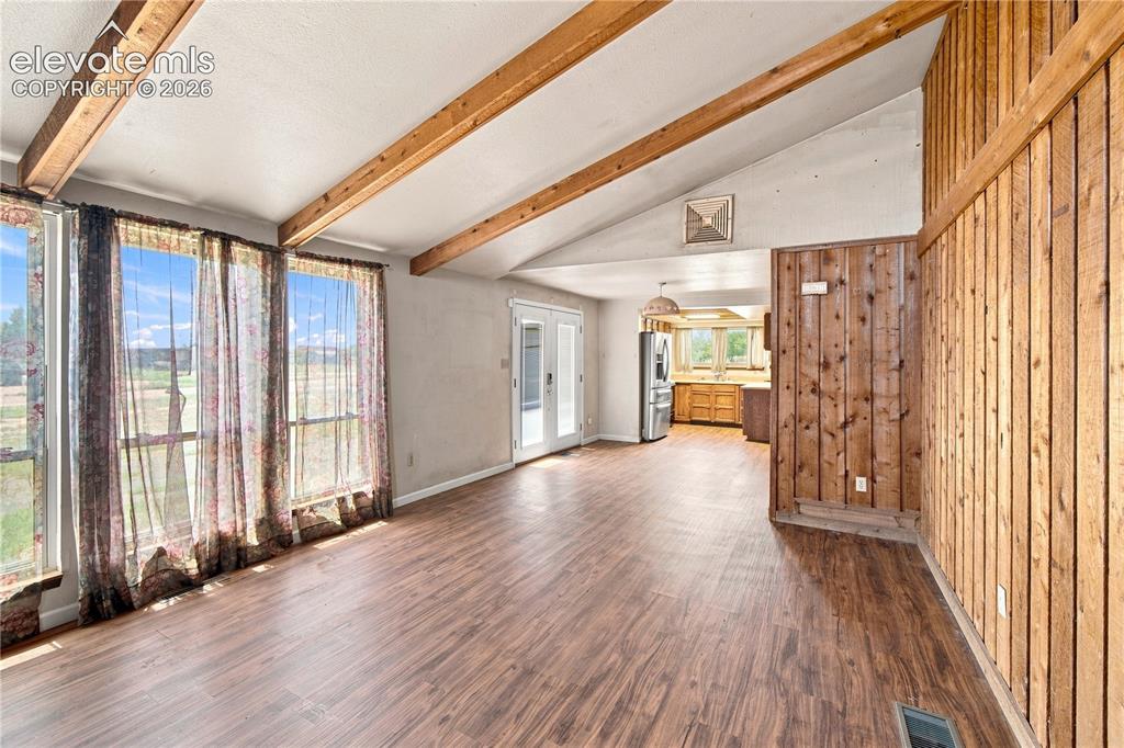 Image 19 of 32: Living Room