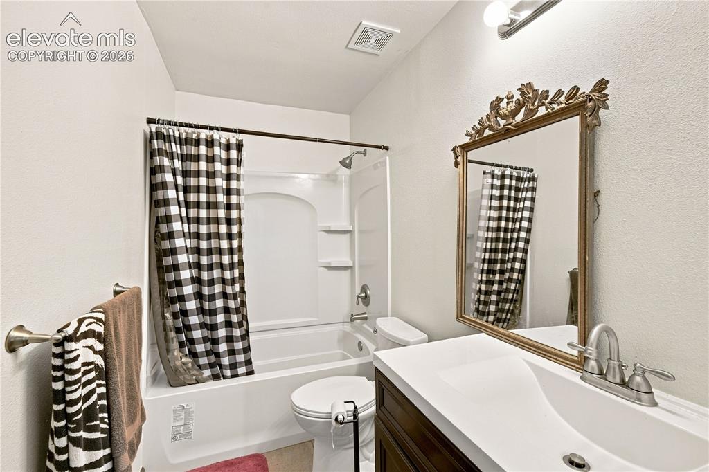 Image 23 of 32: Bathroom