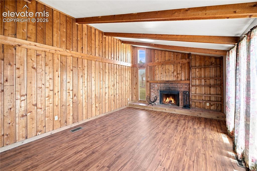 Image 4 of 32: Living Room