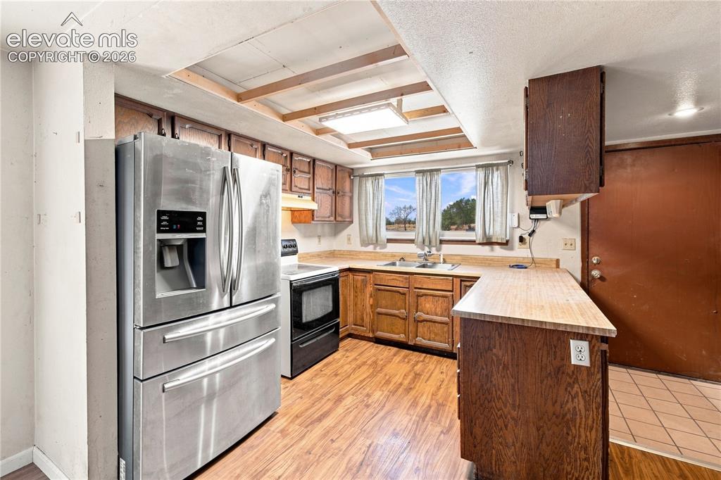 Image 7 of 32: Kitchen