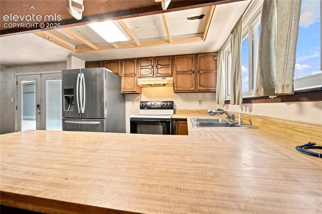 Image 8 of 32: Kitchen