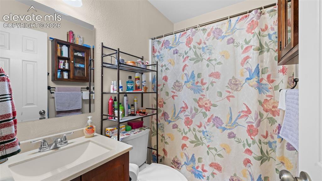 Image 17 of 32: Bathroom