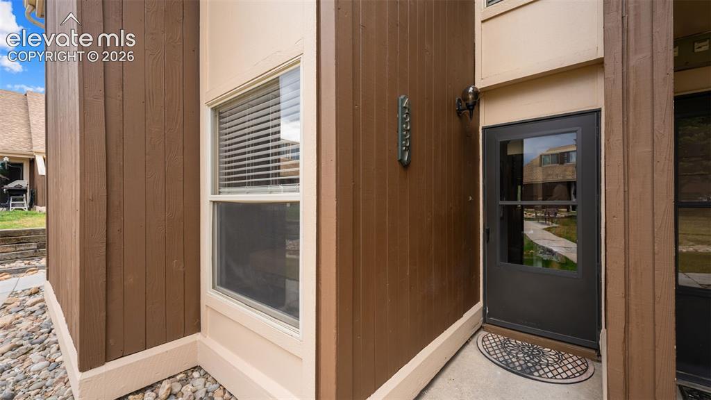Image 4 of 32: Entry