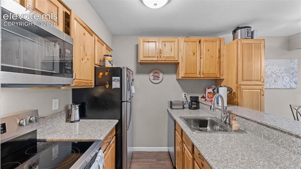 Image 5 of 32: Kitchen