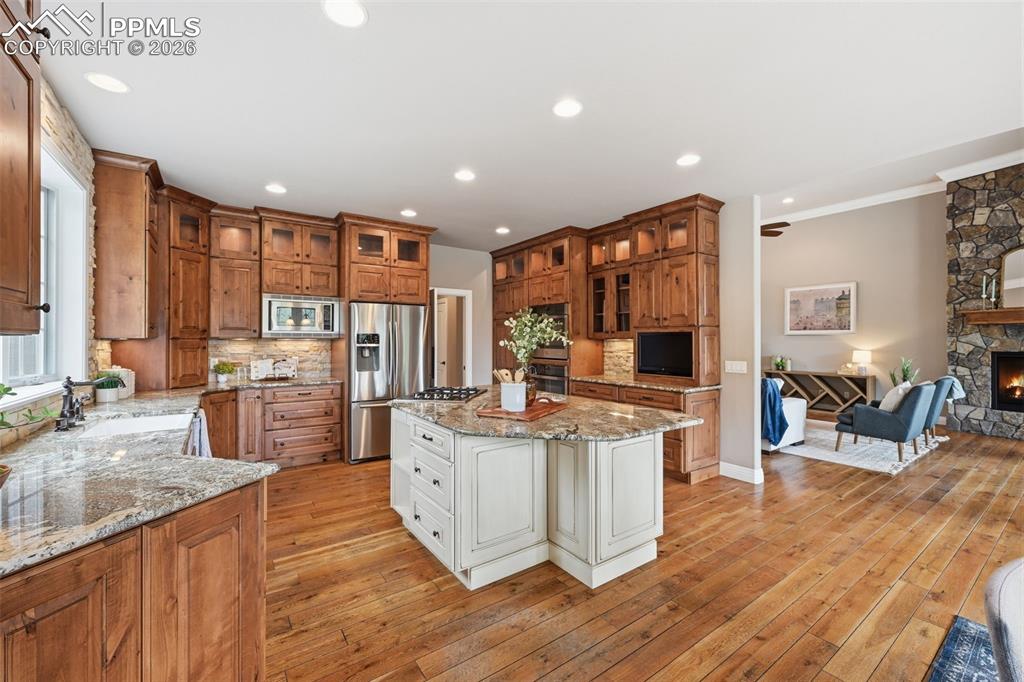 Image 14 of 50: Kitchen