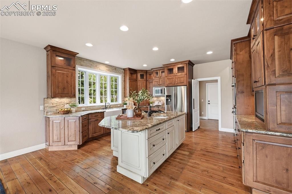 Image 15 of 50: Kitchen