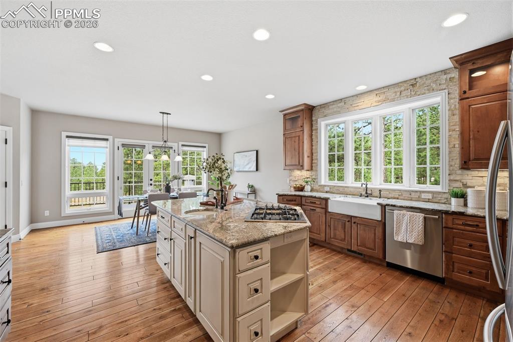 Image 16 of 50: Kitchen