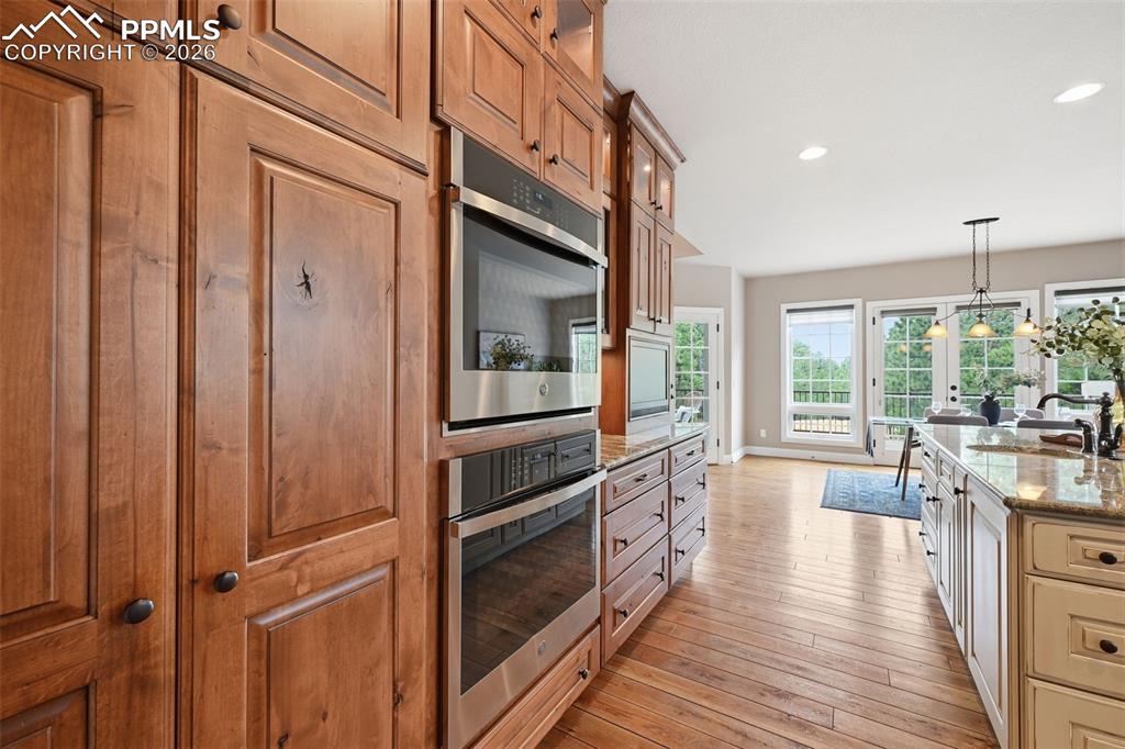 Image 17 of 50: Kitchen