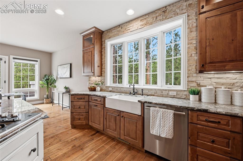 Image 18 of 50: Kitchen