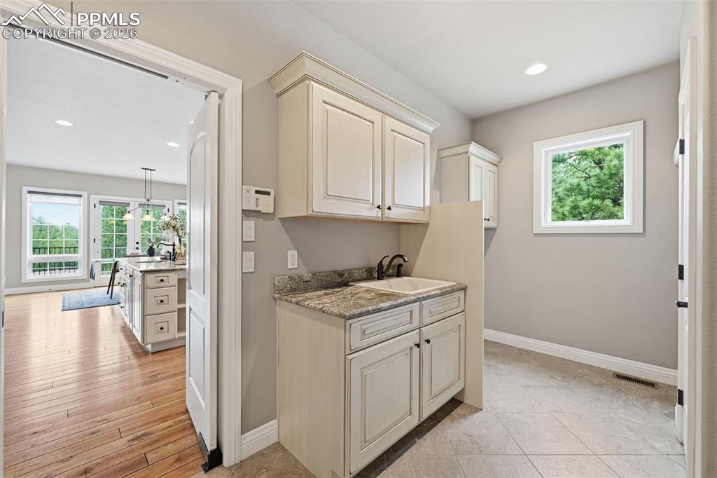 Image 19 of 50: Laundry