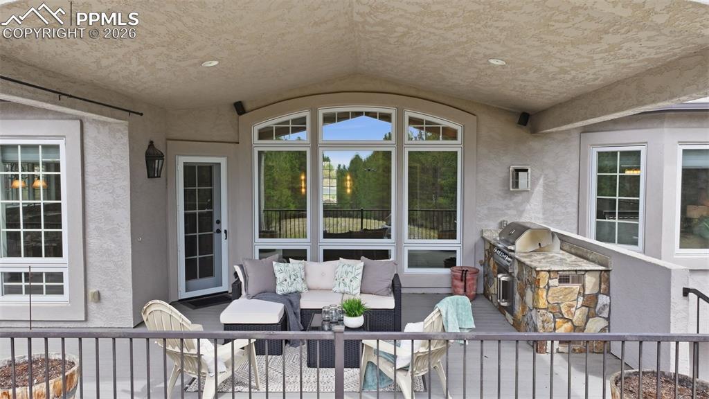 Image 20 of 50: Deck