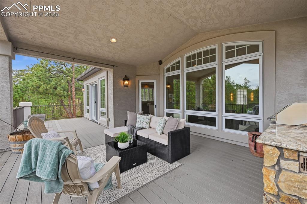 Image 21 of 50: Deck