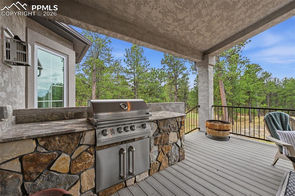 Image 22 of 50: Deck