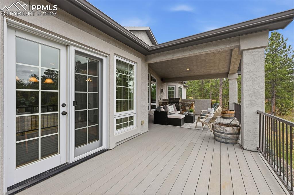 Image 25 of 50: Deck