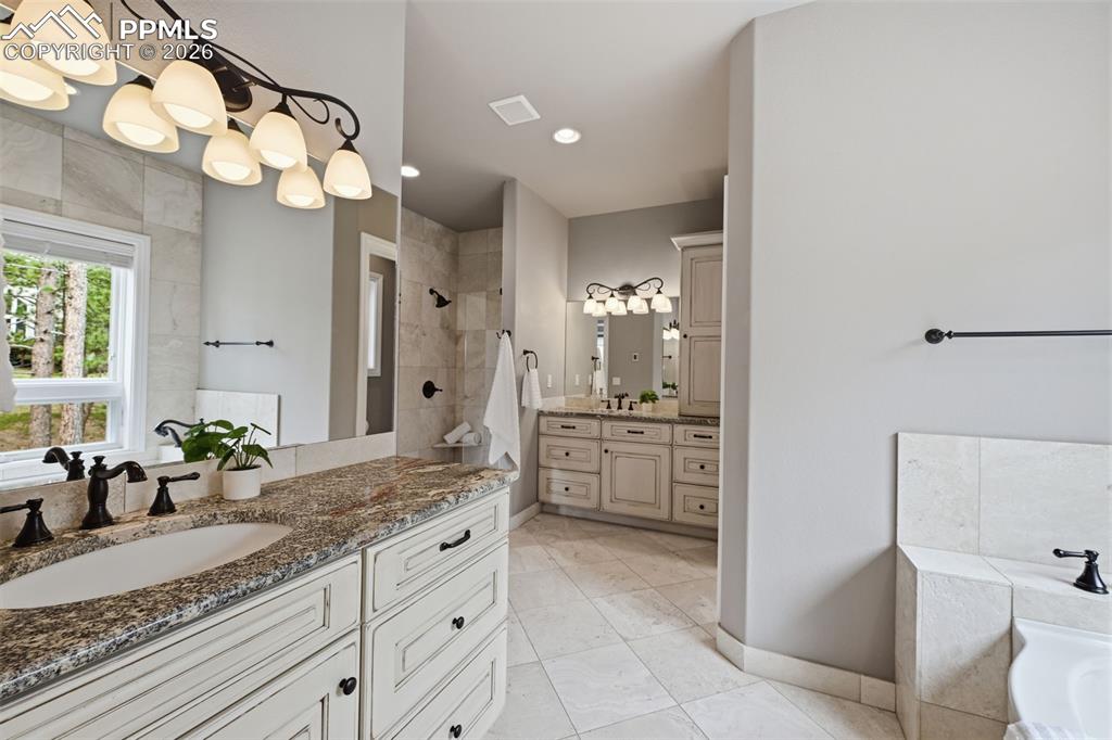 Image 31 of 50: Bathroom