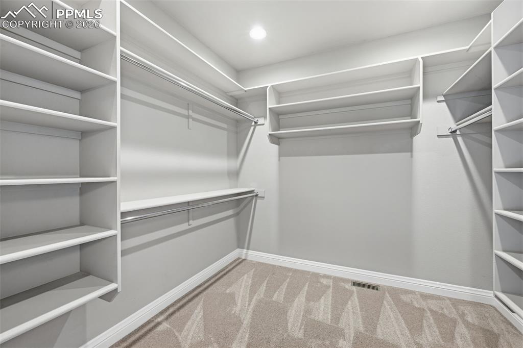 Image 32 of 50: Closet