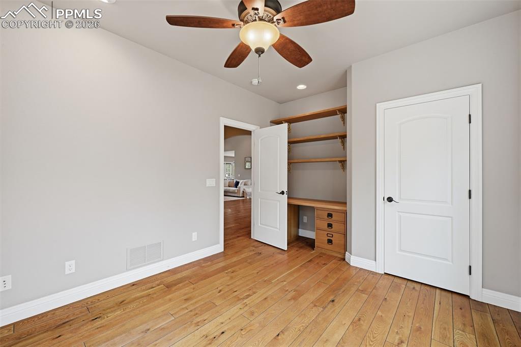 Image 35 of 50: Bedroom