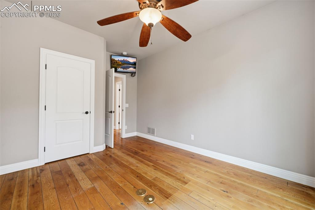 Image 38 of 50: Bedroom