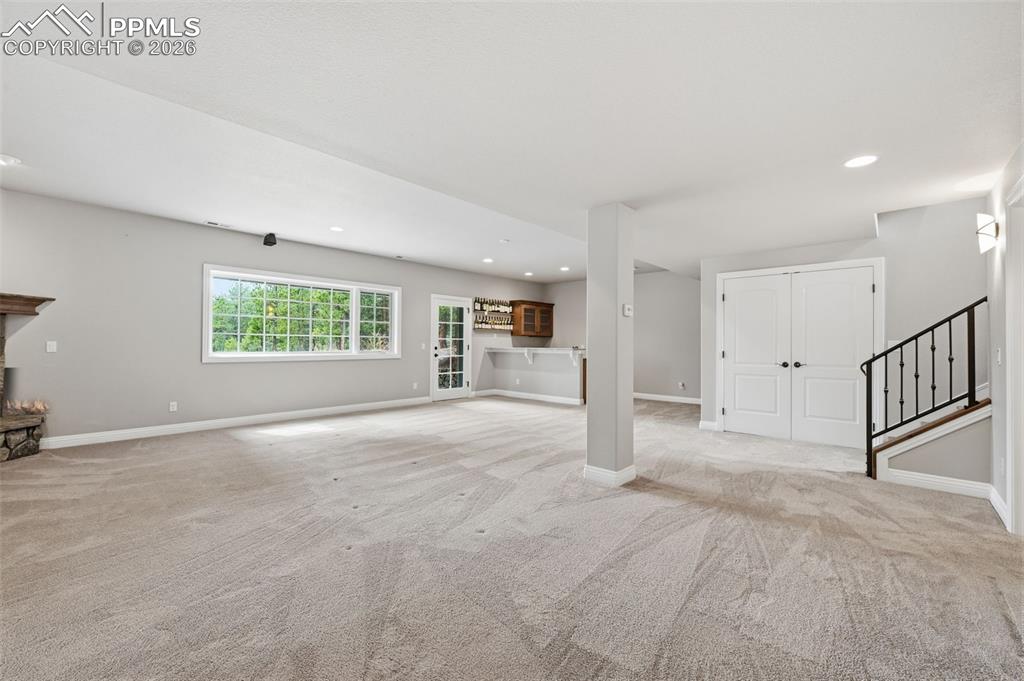 Image 40 of 50: Living Room