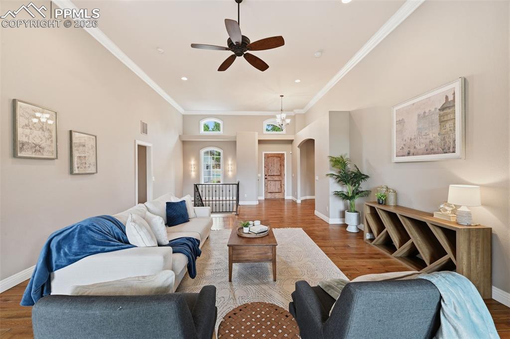 Image 5 of 50: Living Room