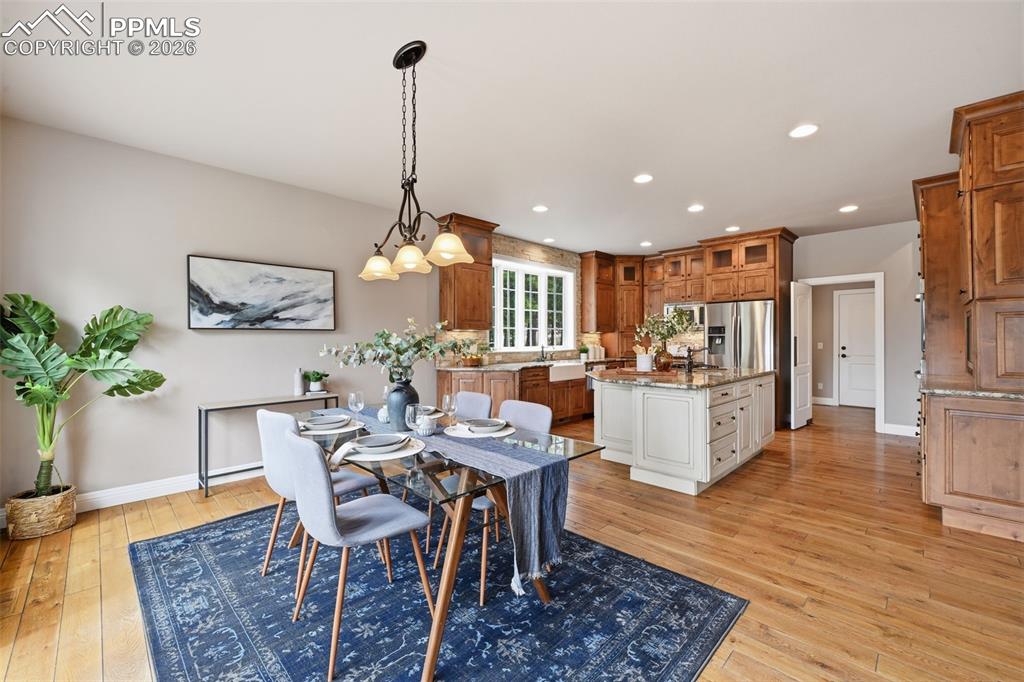 Image 7 of 50: Dining Area