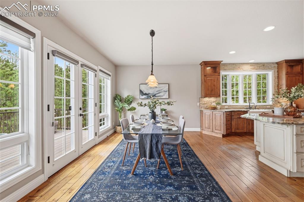 Image 8 of 50: Dining Area