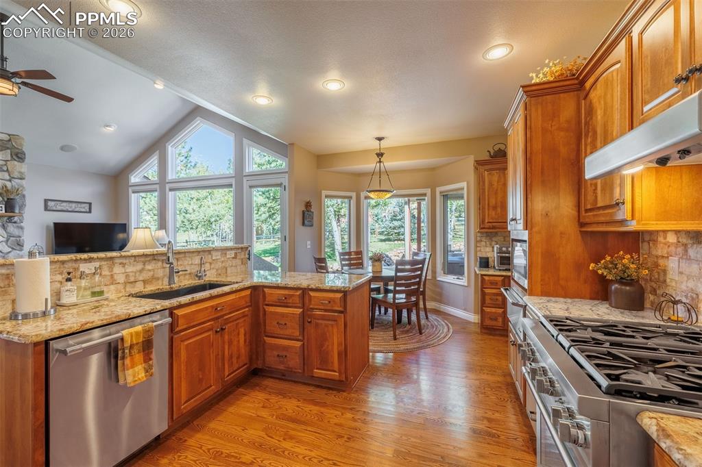 Image 14 of 38: Kitchen