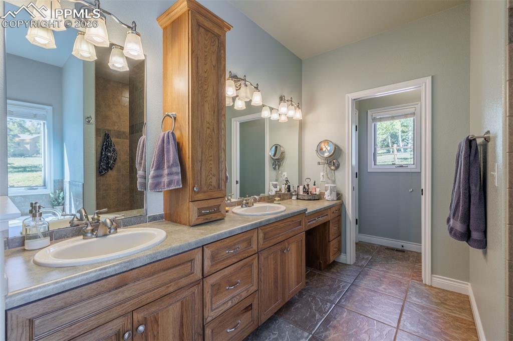 Image 18 of 38: Bathroom