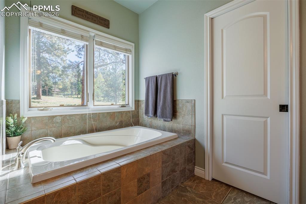 Image 19 of 38: Bathroom