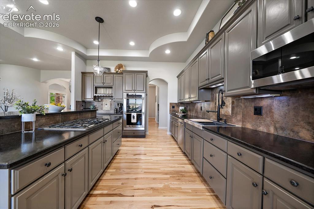 Image 14 of 50: Kitchen